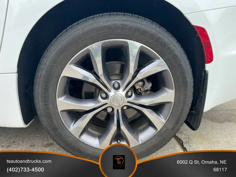 Used 2018 White Chrysler Limited Minivan 4D image 11
