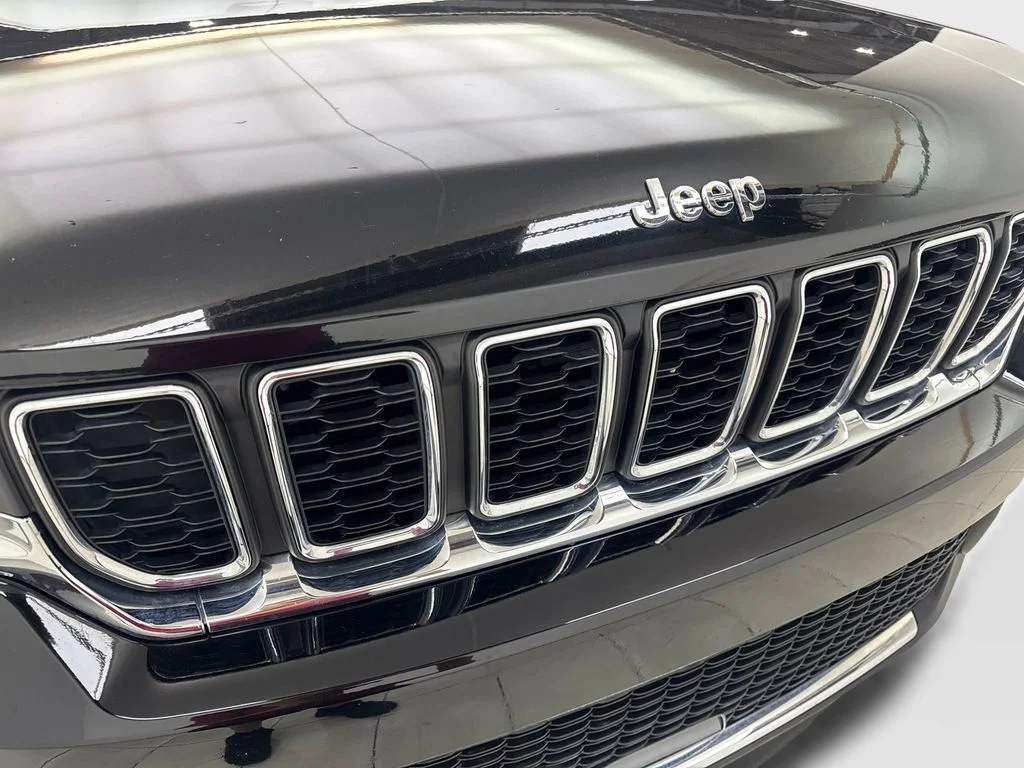 Used 2024 Black Jeep Laredo image 27