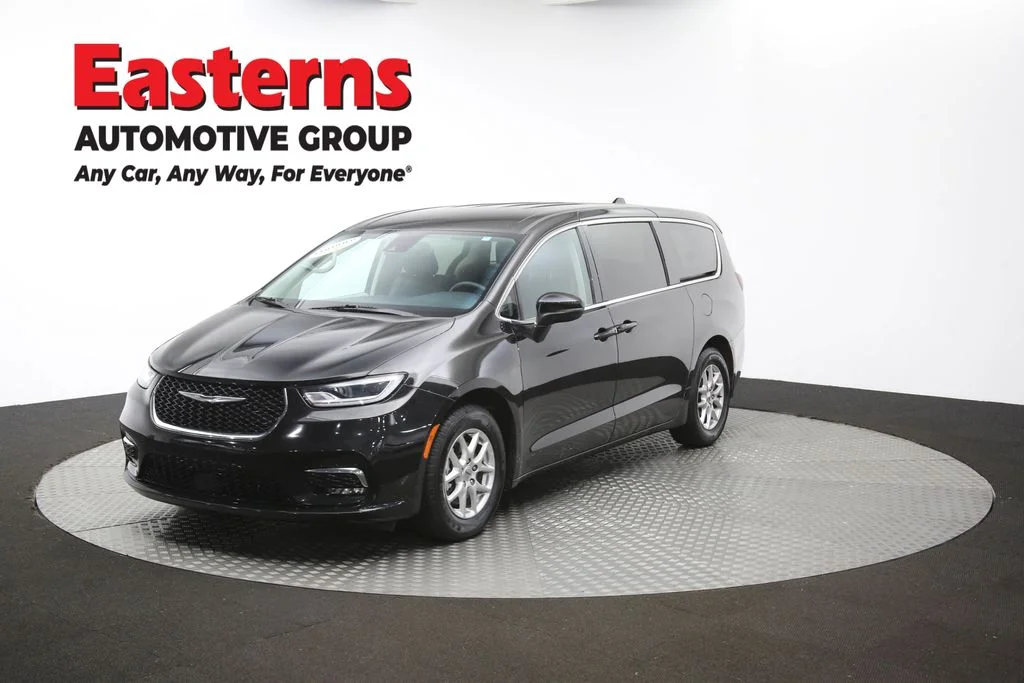 Used 2023 Black Chrysler Touring L image 57