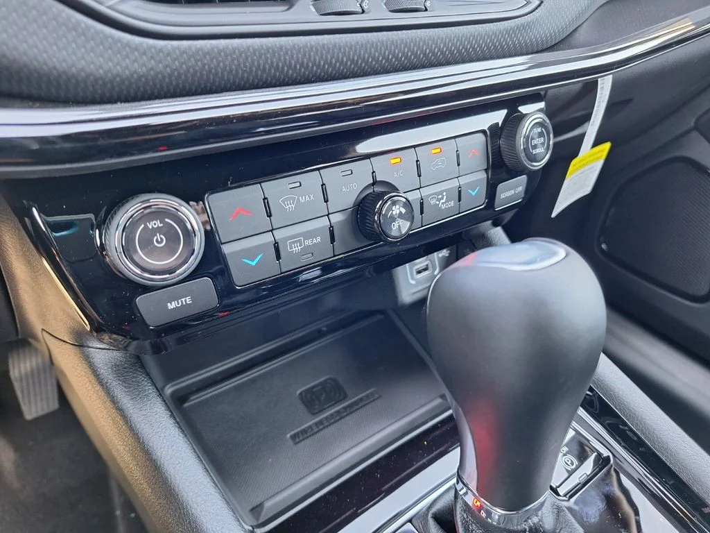New 2026 Bright White Clearcoat Jeep Latitude image 20