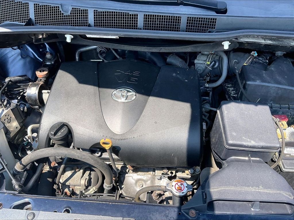 Used 2018 Beige Toyota XLE Premium image 35