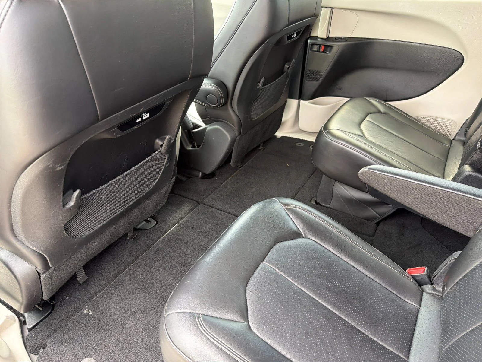 Used 2023 White Chrysler Touring L image 12
