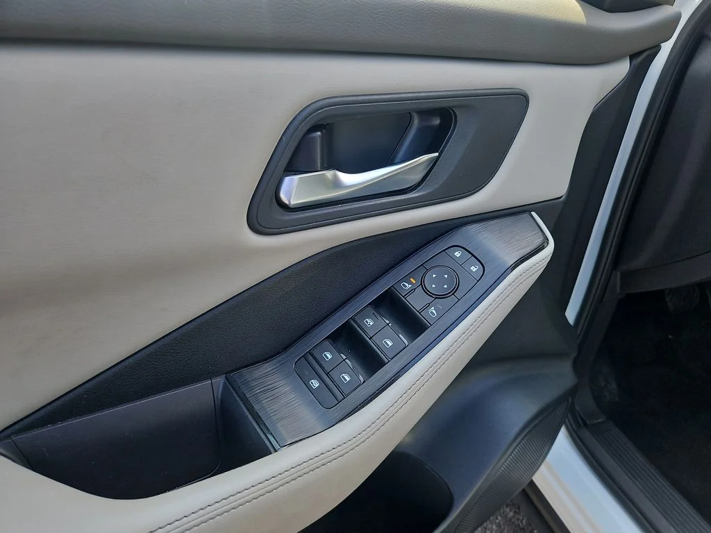 Used 2025 White Nissan SV image 25