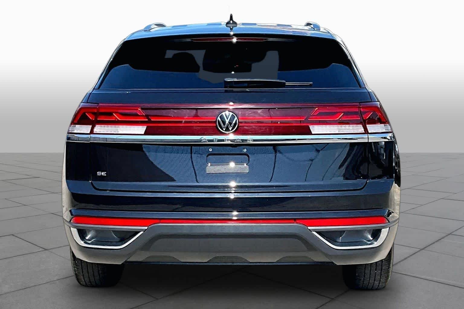 Certified Used 2024 Deep Black Pearl Effect Volkswagen 2.0T SE image 5