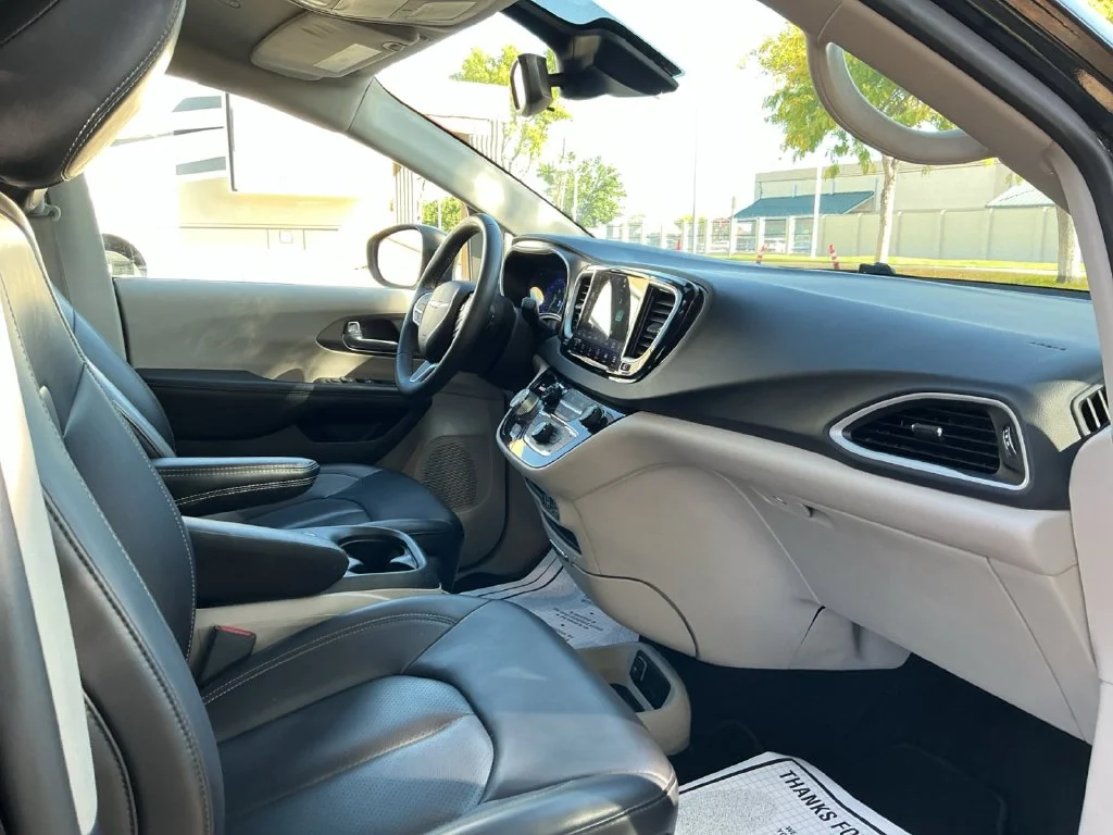 Used 2023 Black Chrysler Touring L image 31