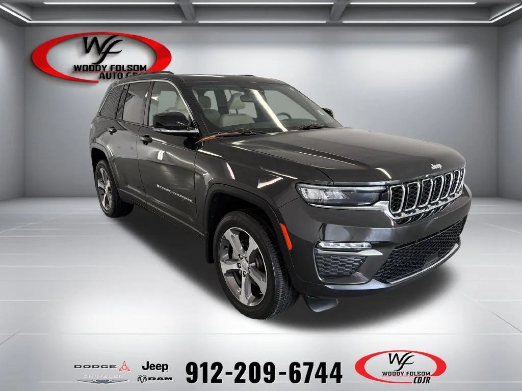 Used 2024  Jeep Limited image 1
