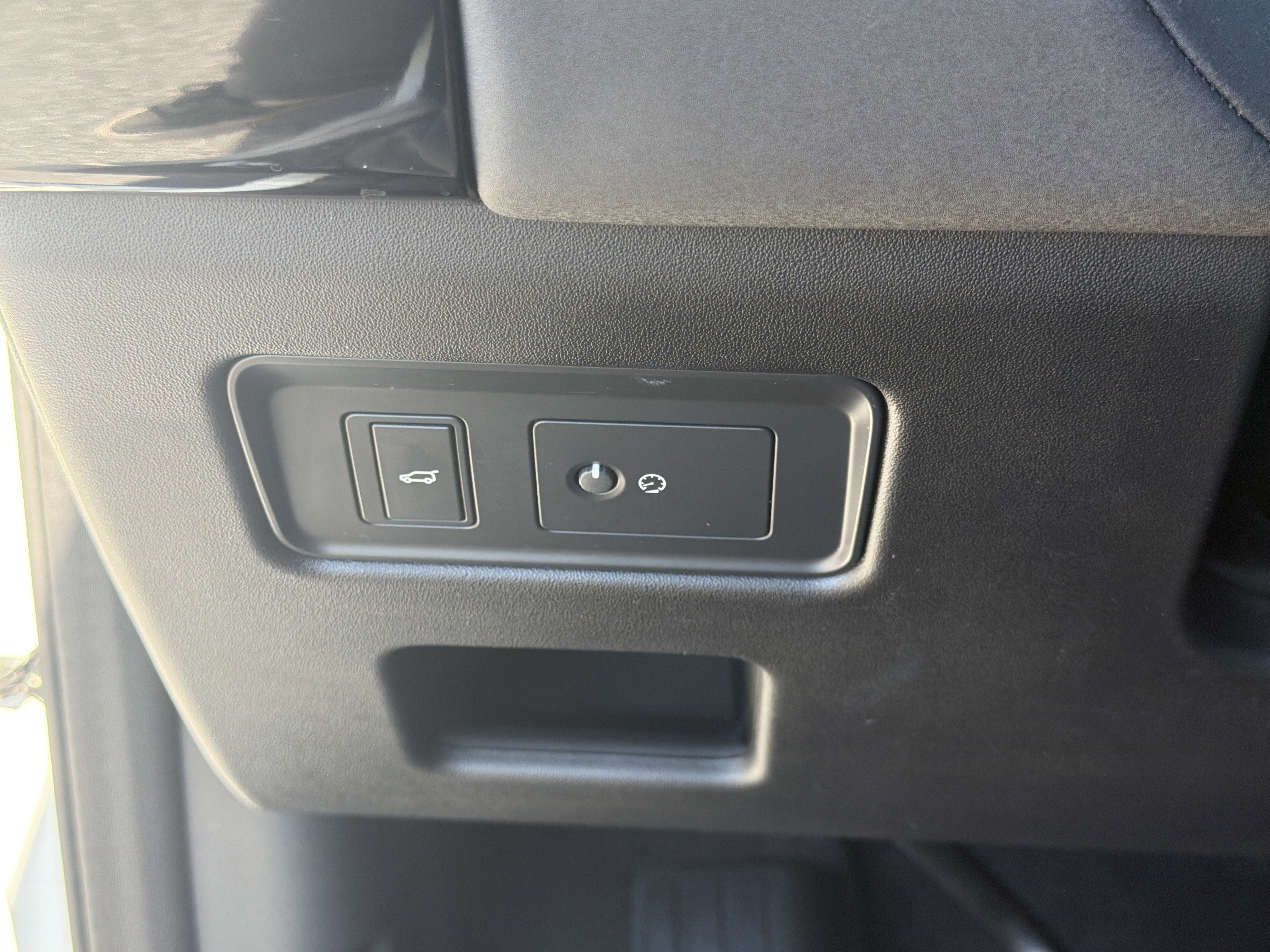 Used 2020 Fuji White Land Rover Landmark Edition image 38