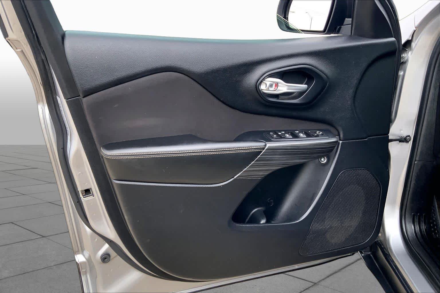 Used 2016 Billet Silver Metallic Clearcoat Jeep Altitude image 22