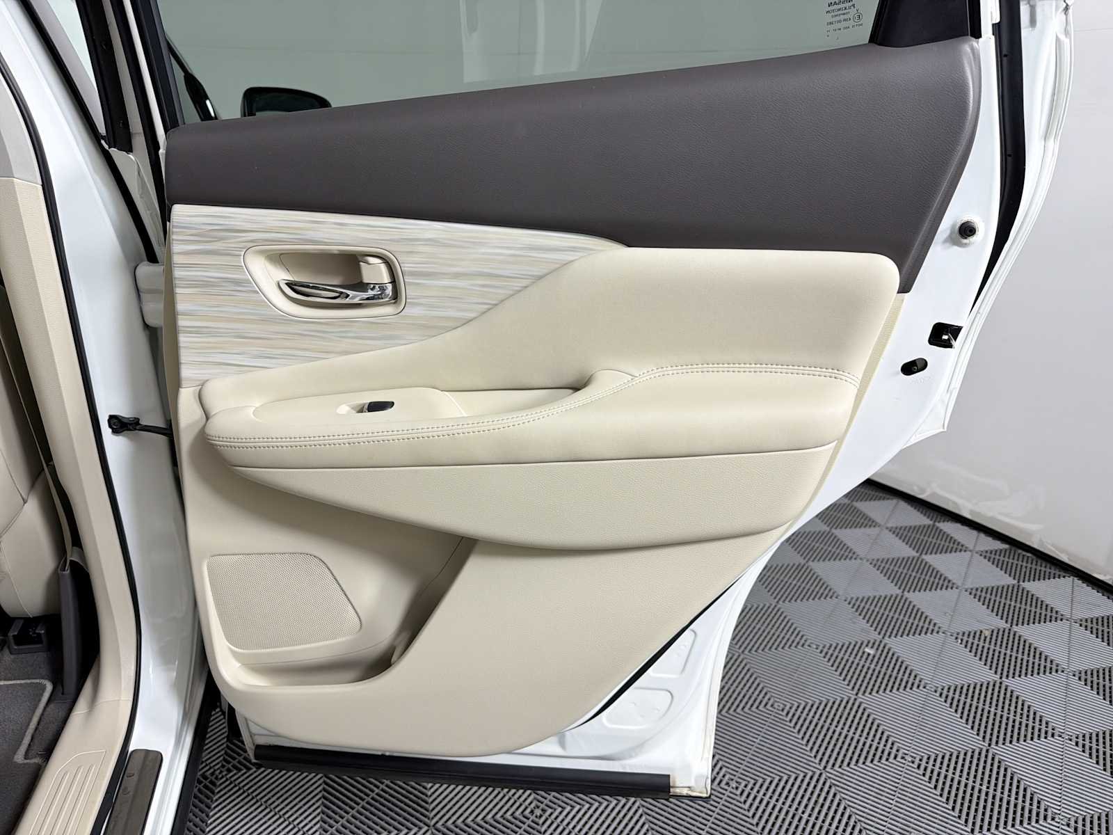 Used 2018 Pearl White Nissan Platinum image 13