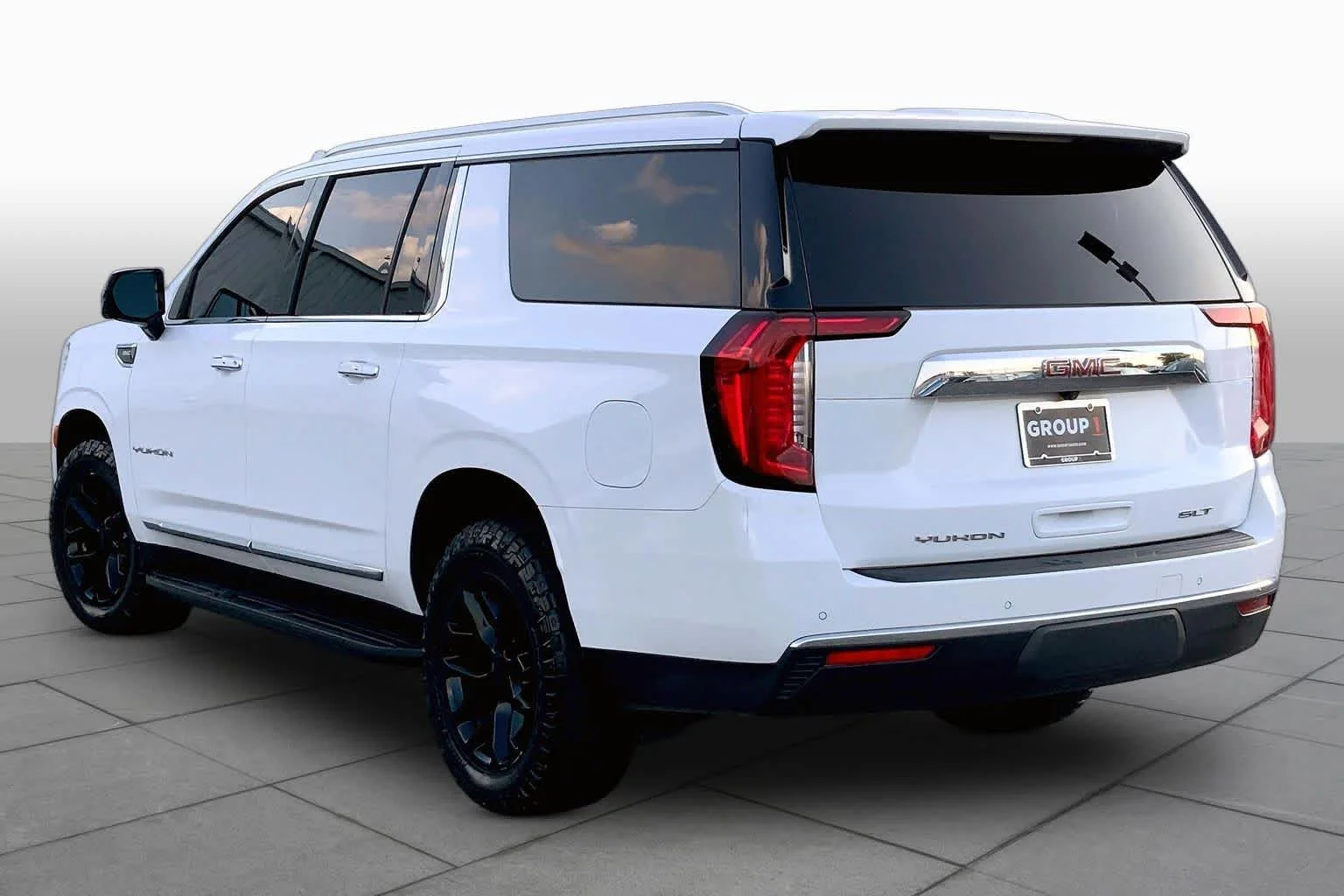 Used 2023 Summit White GMC SLT image 11