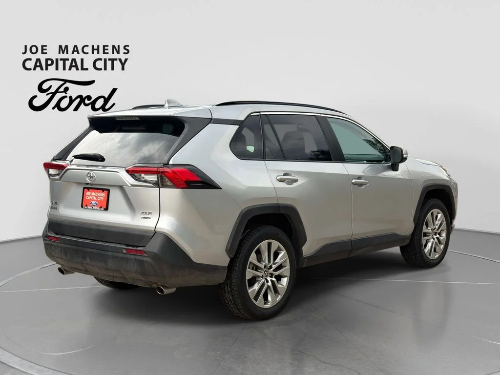 Used 2022 Silver Toyota XLE Premium image 5