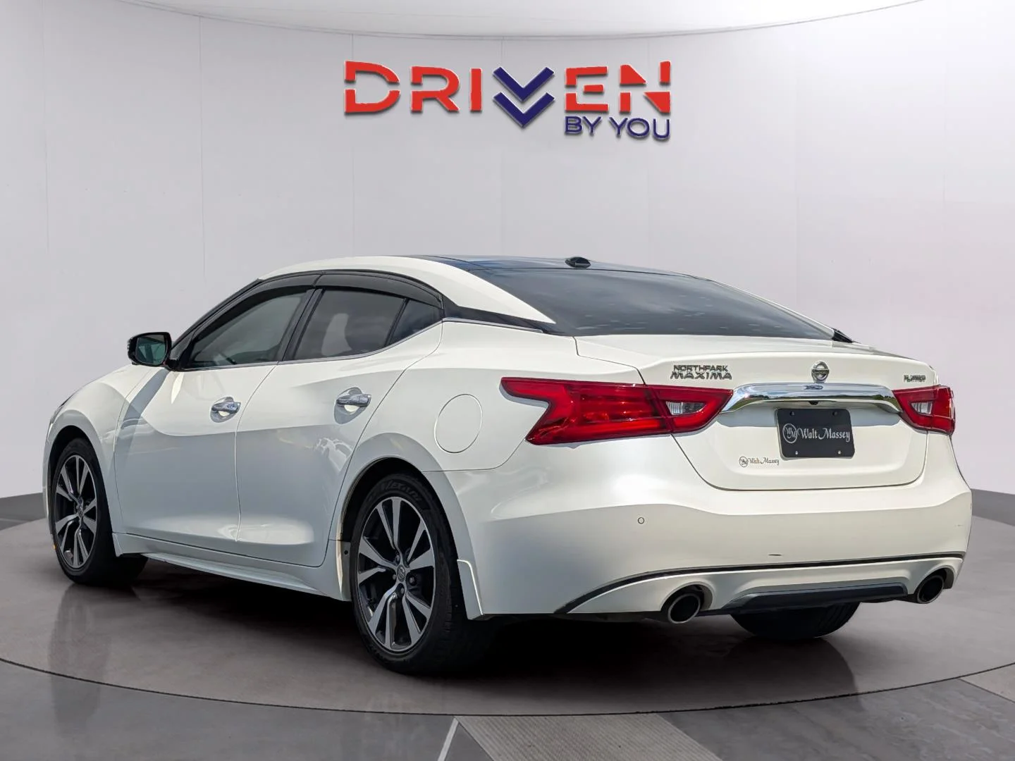 Used 2017 Pearl White Nissan Platinum image 3