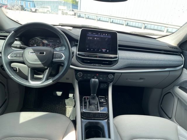 Used 2022 Granite Crystal Clearcoat Metallic Jeep Latitude image 3