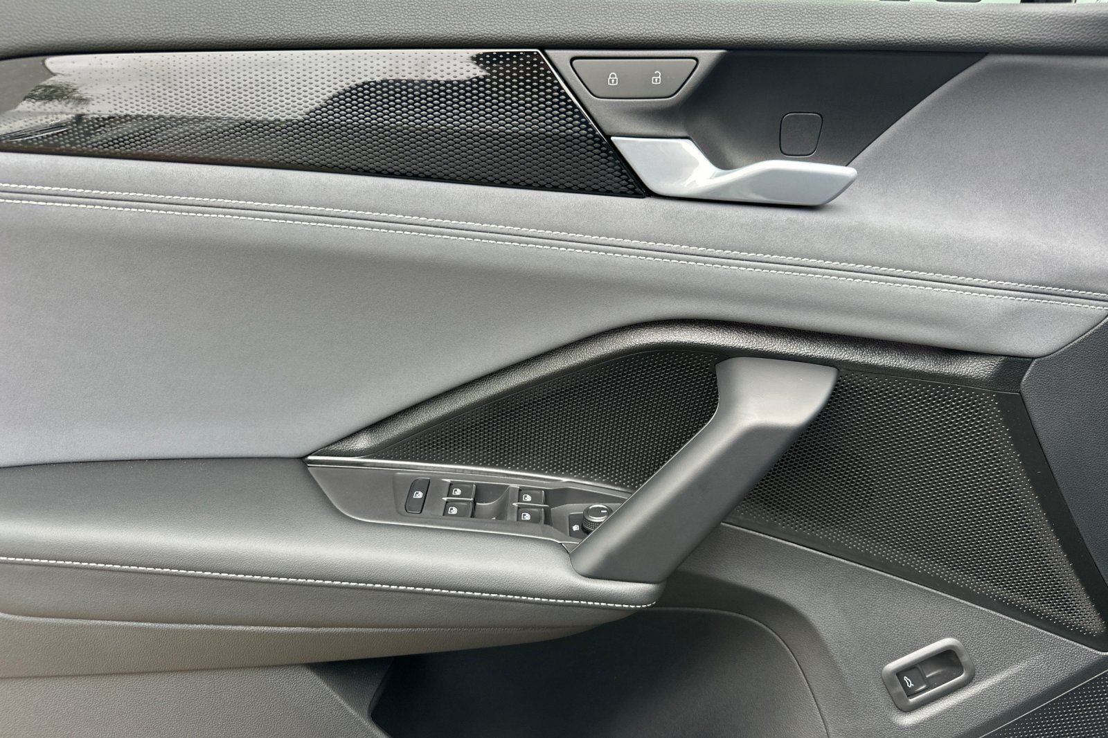 2026 Volkswagen Tiguan SE - Photo 10