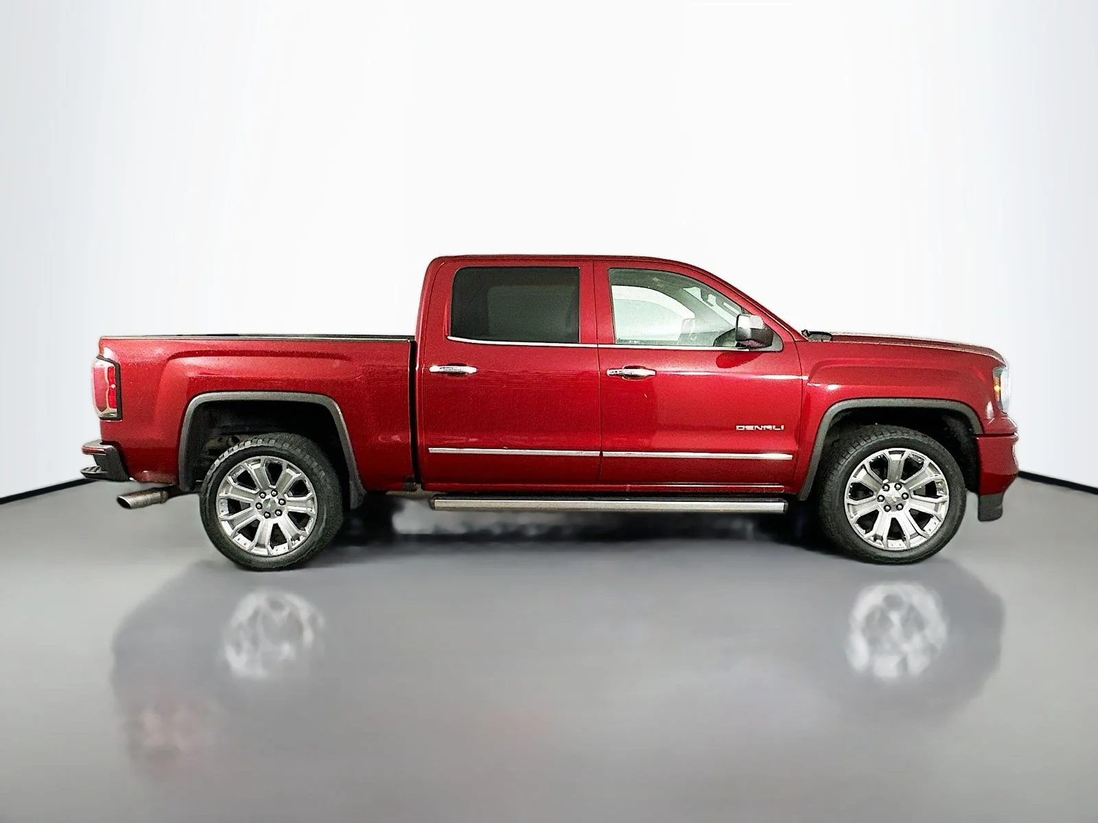 Used 2018 Red Quartz Tintcoat GMC Denali image 9