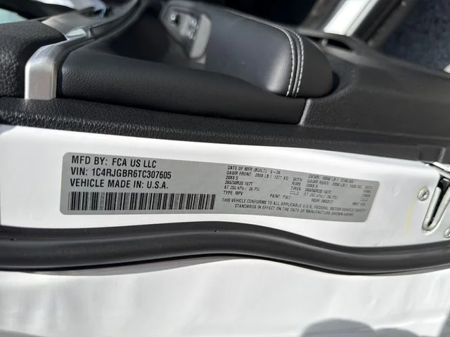 New 2026 Bright White Clear-Coat Exterior Paint Jeep Limited image 33
