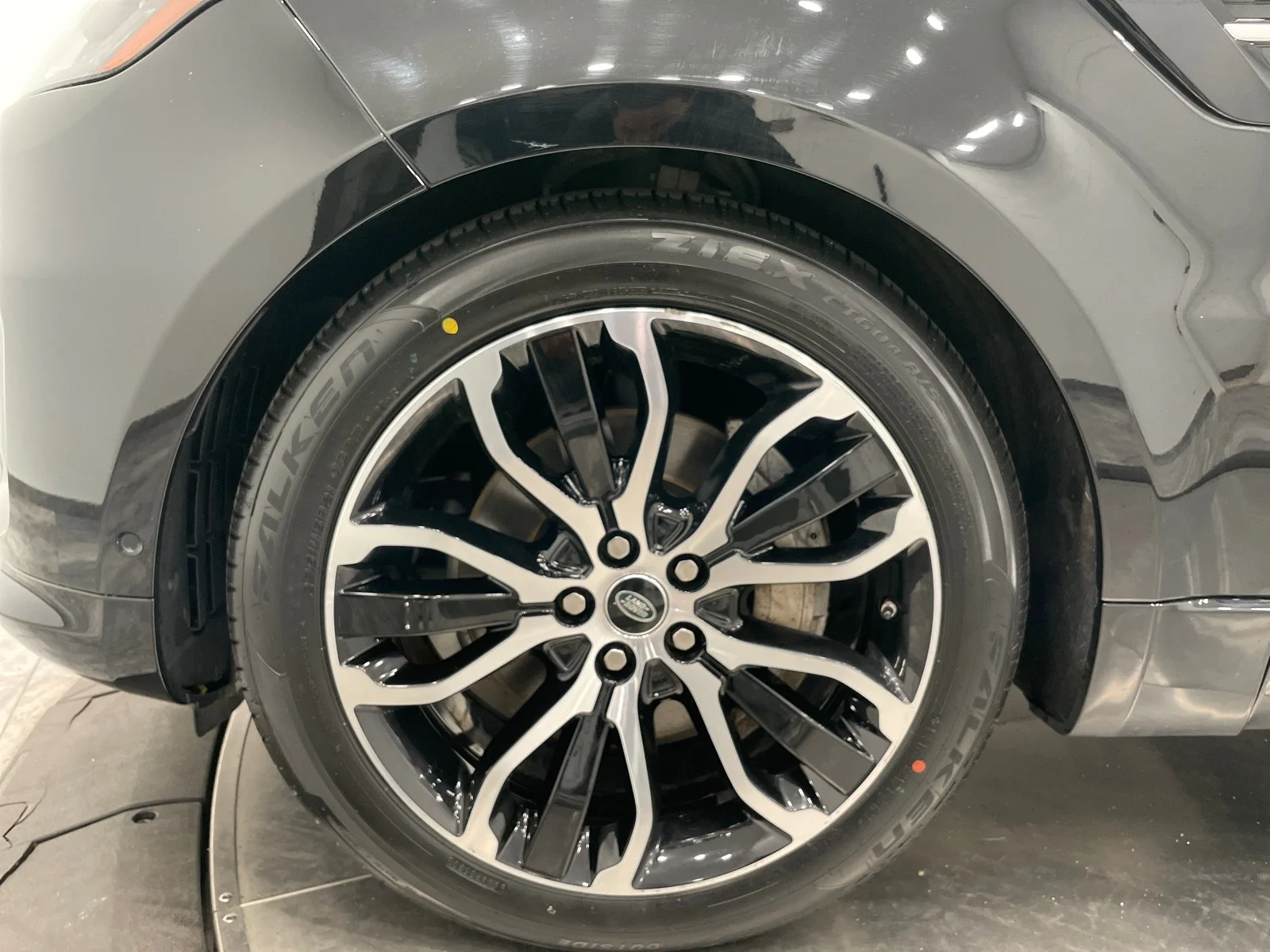 Used 2019 BLACK Land Rover HSE image 32