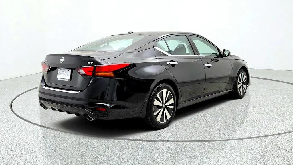 Used 2022 Super Black Nissan 2.5 SV Sedan image 5