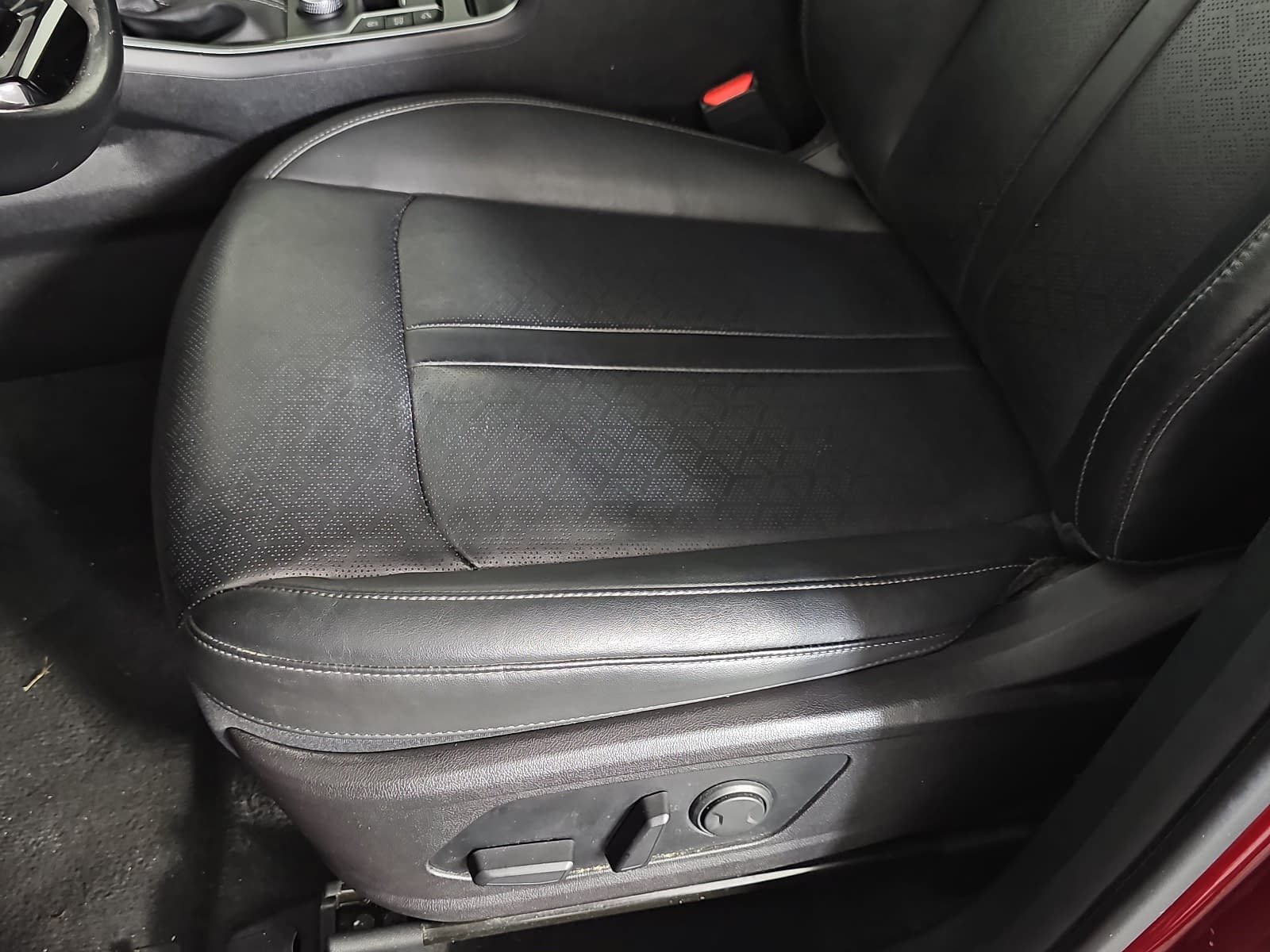 Used 2022 Red Kia EX image 28
