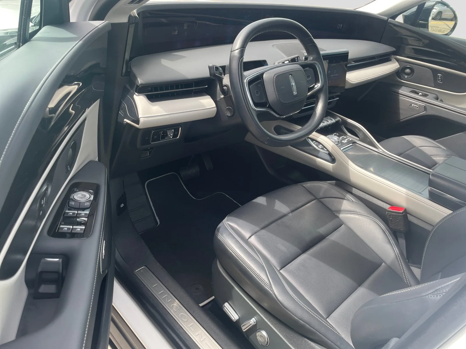 Used 2025 WHITE Lincoln PREMIERE AWD image 13