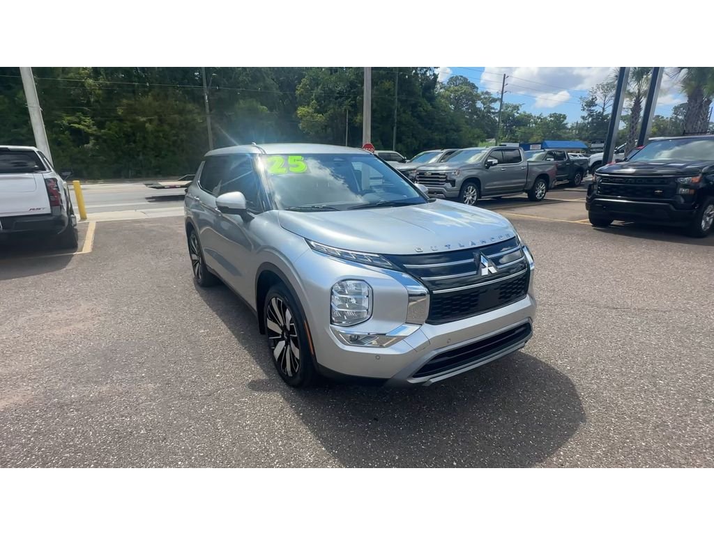 Used 2025 Silver Mitsubishi SE image 8