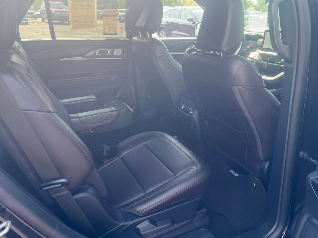 Used 2025 Black Ford Platinum image 29