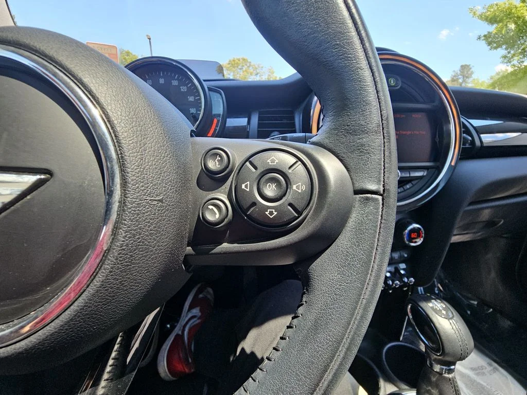 Used 2018 Blue MINI Base image 17