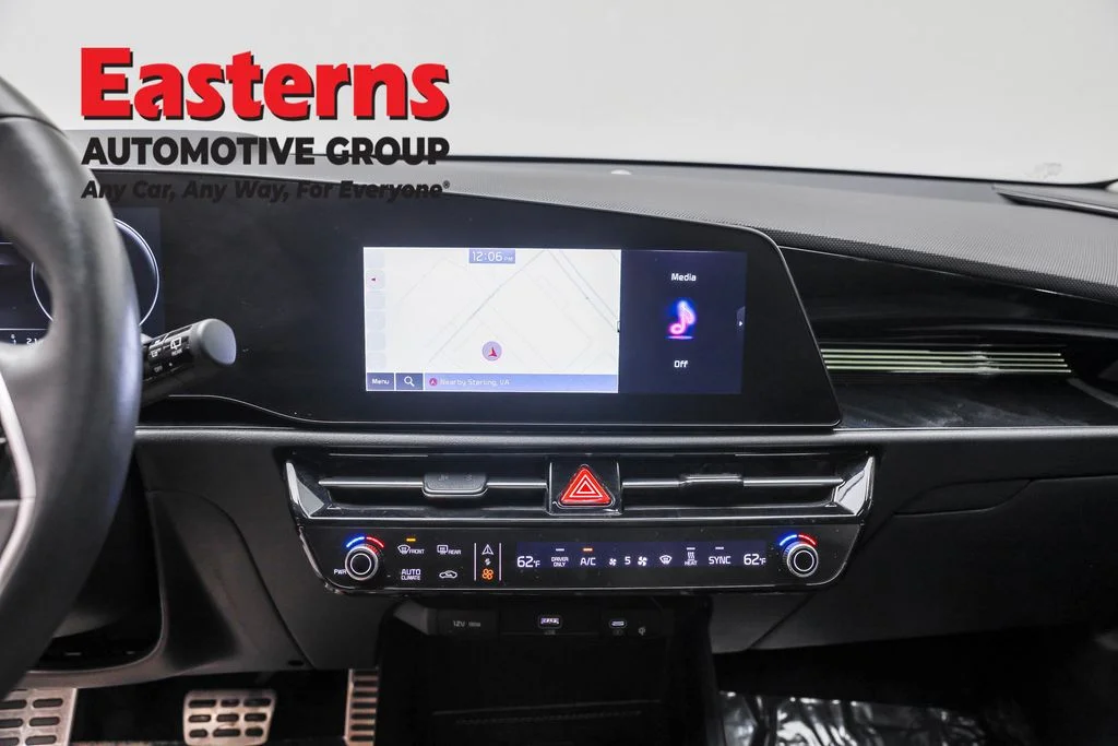 Used 2023 White Kia Wave image 12
