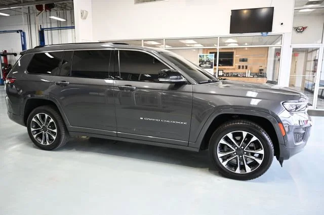 Used 2021  Jeep Overland image 4