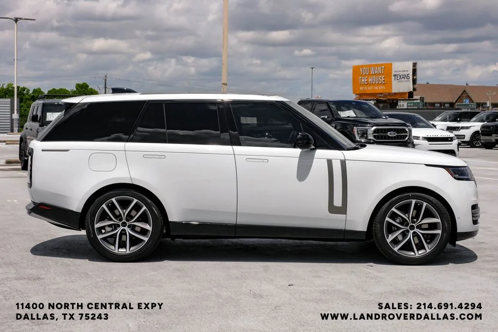 New 2026 Fuji White Land Rover SE image 7