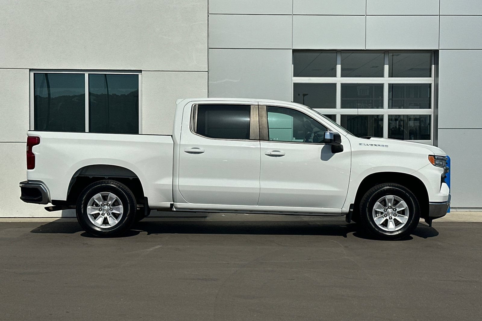 Used 2025 Summit White Chevrolet LT image 3