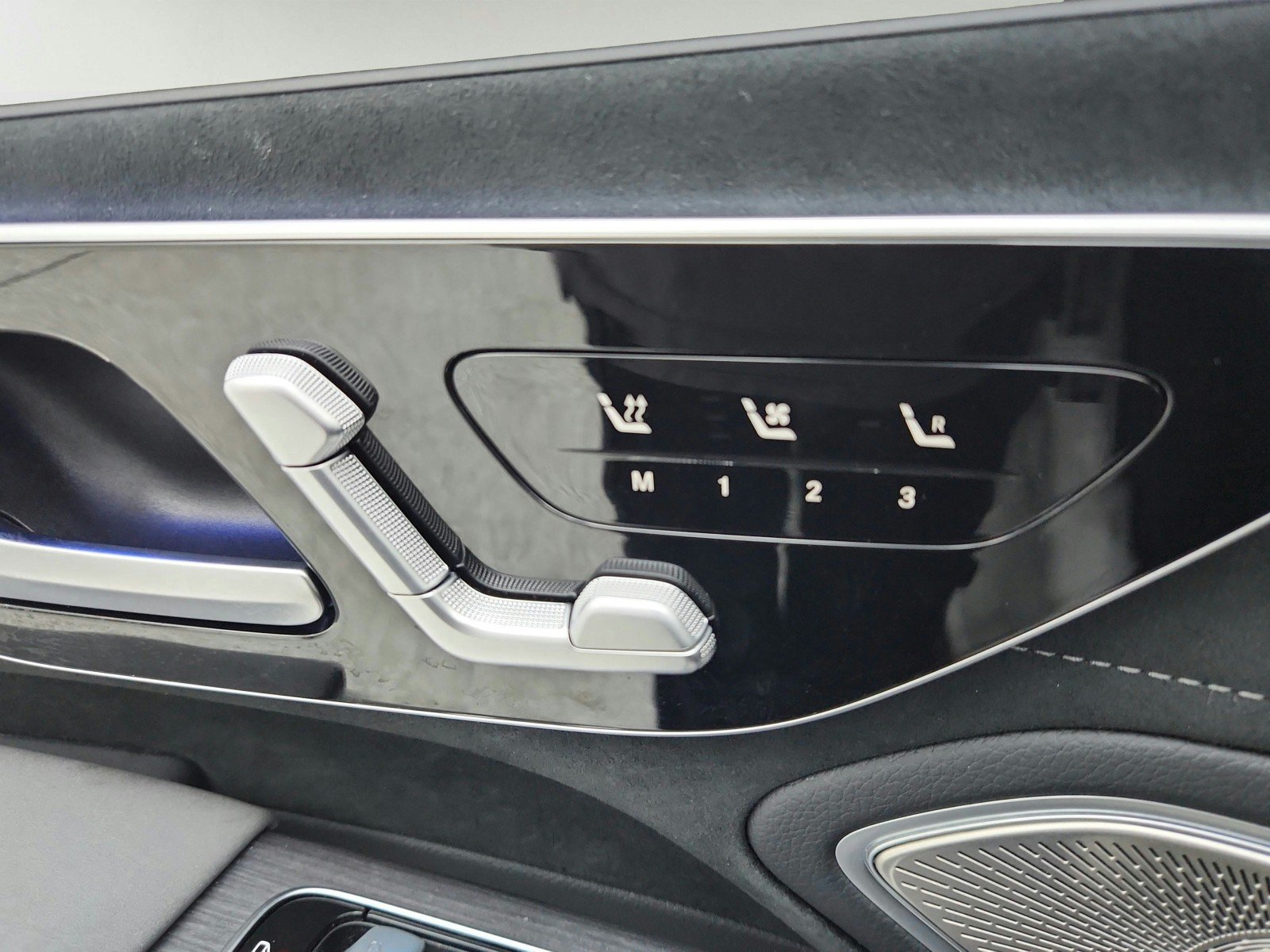 Certified Used 2023 MANUFAKTUR Diamond White Mercedes-Benz EQS 580 image 19
