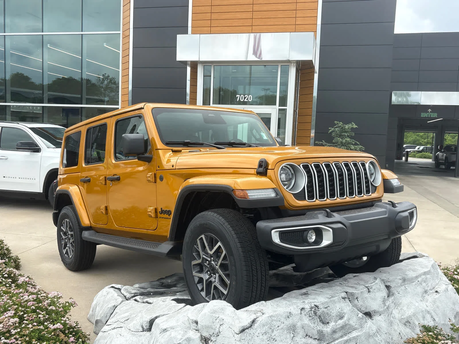 New 2026 Goldilocks Exterior Paint Jeep Sahara image 2