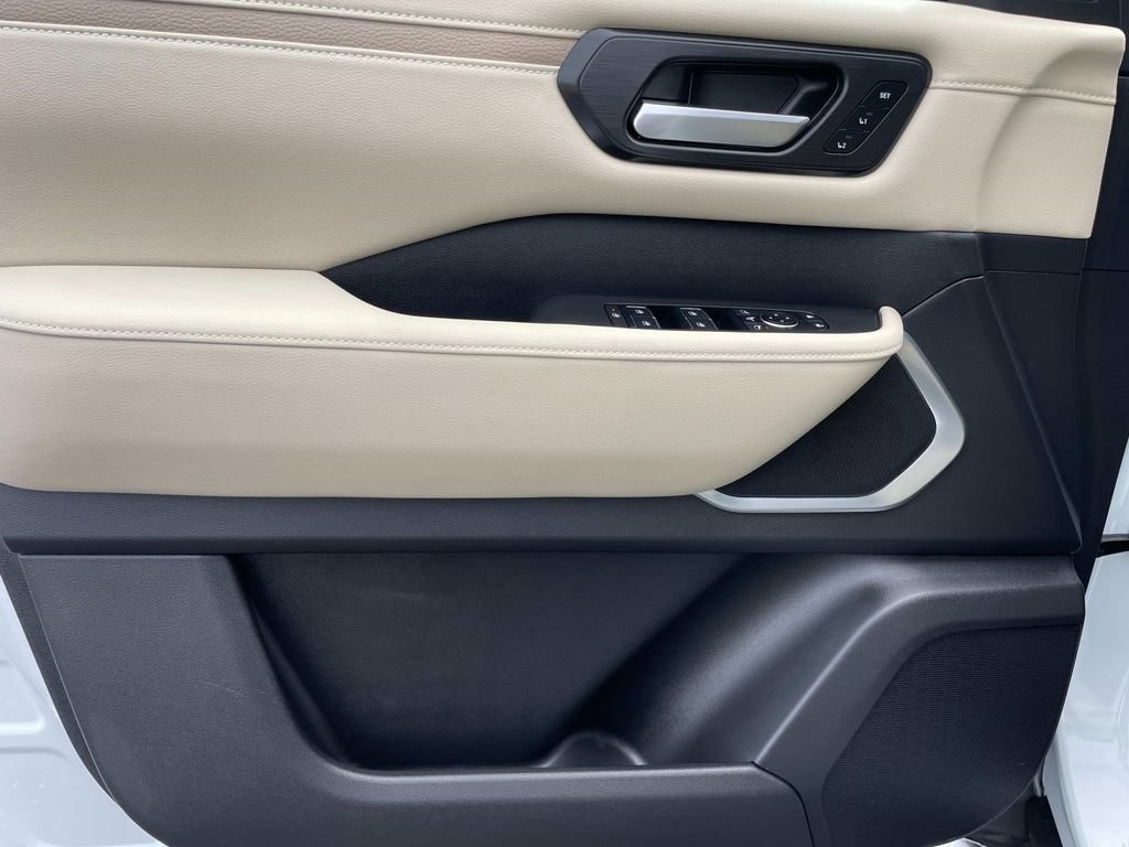 New 2026 Everest White TriCoat / Super Black Two-tone Nissan Platinum Reserve image 25