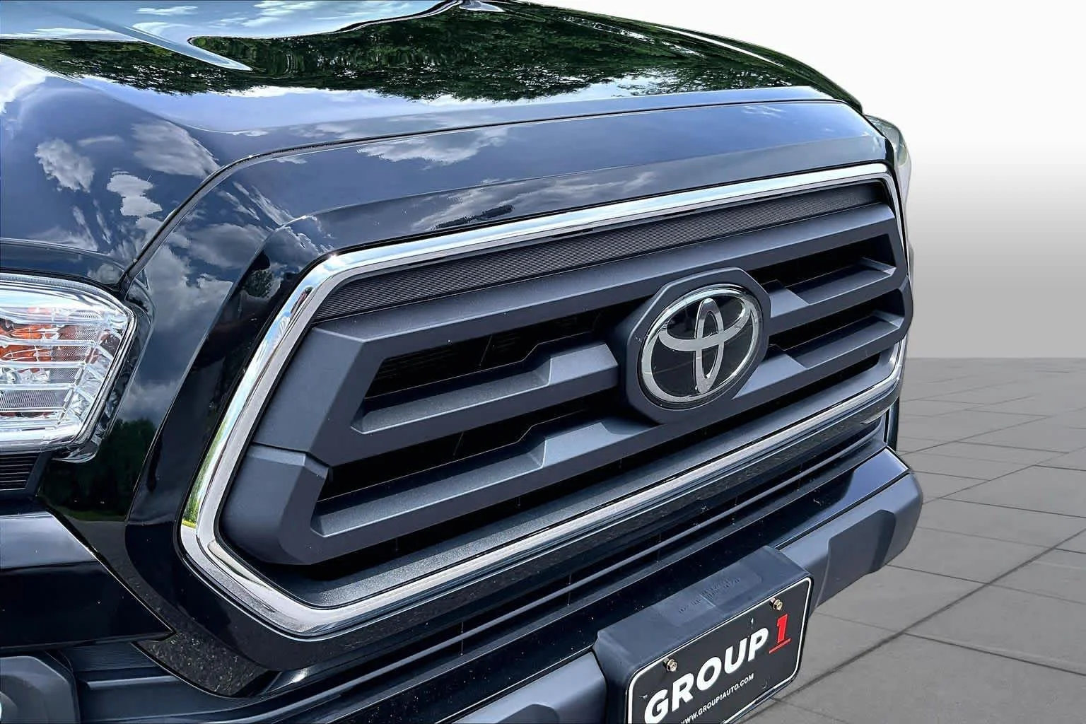 Used 2022 Midnight Black Metallic Toyota SR5 image 32