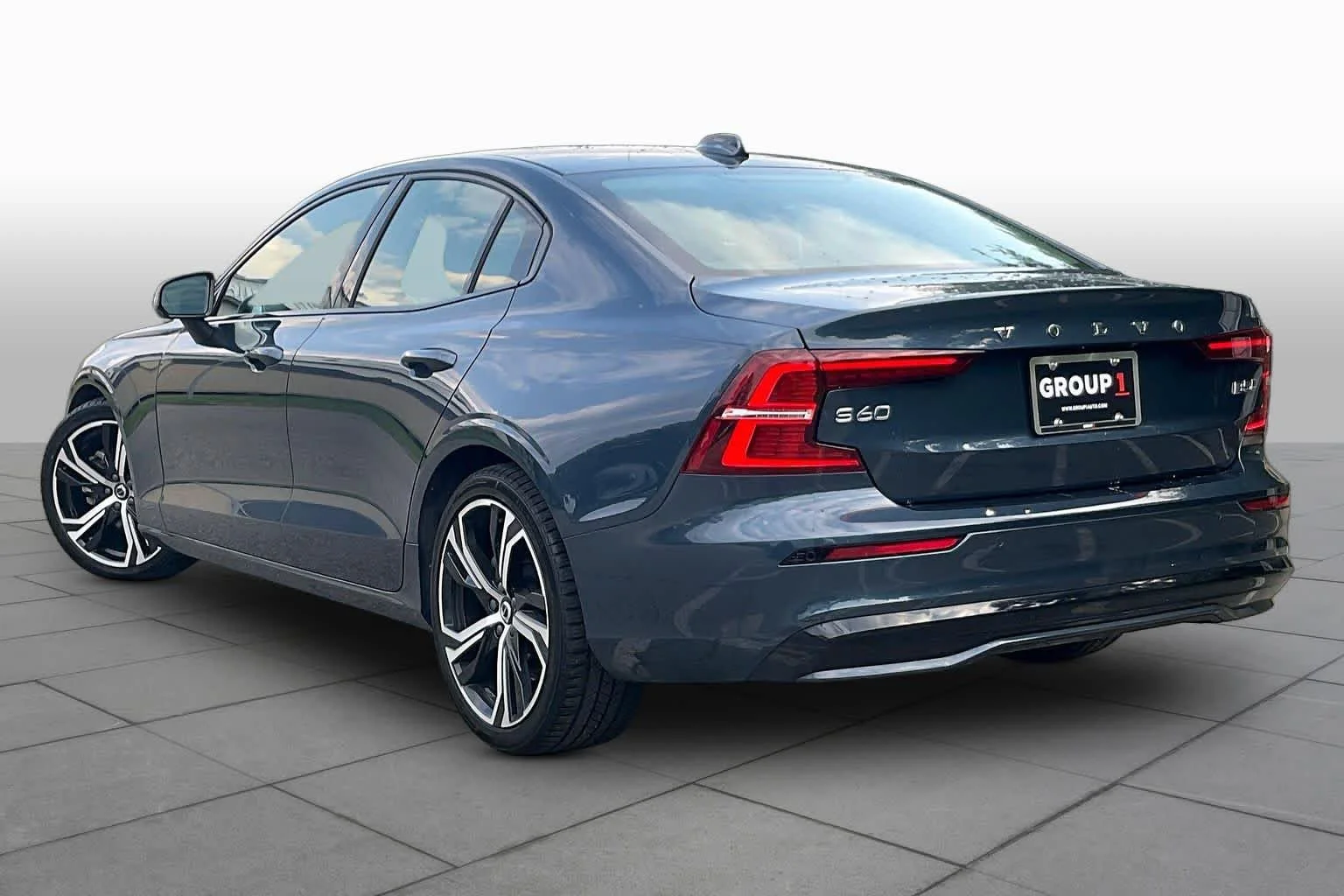 Used 2024  Volvo Core Dark Theme image 11