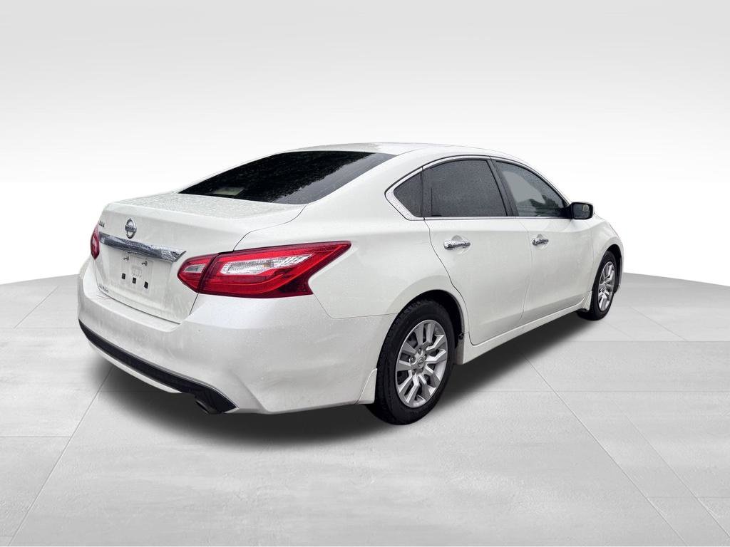 Used 2016 White Nissan 2.5 S image 3