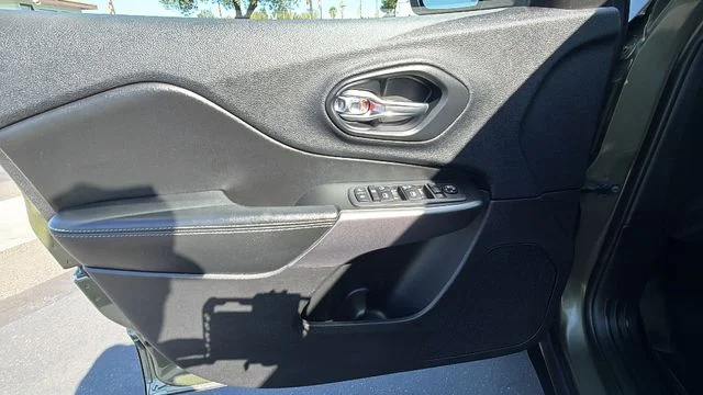 Used 2019 Green Jeep Latitude image 19