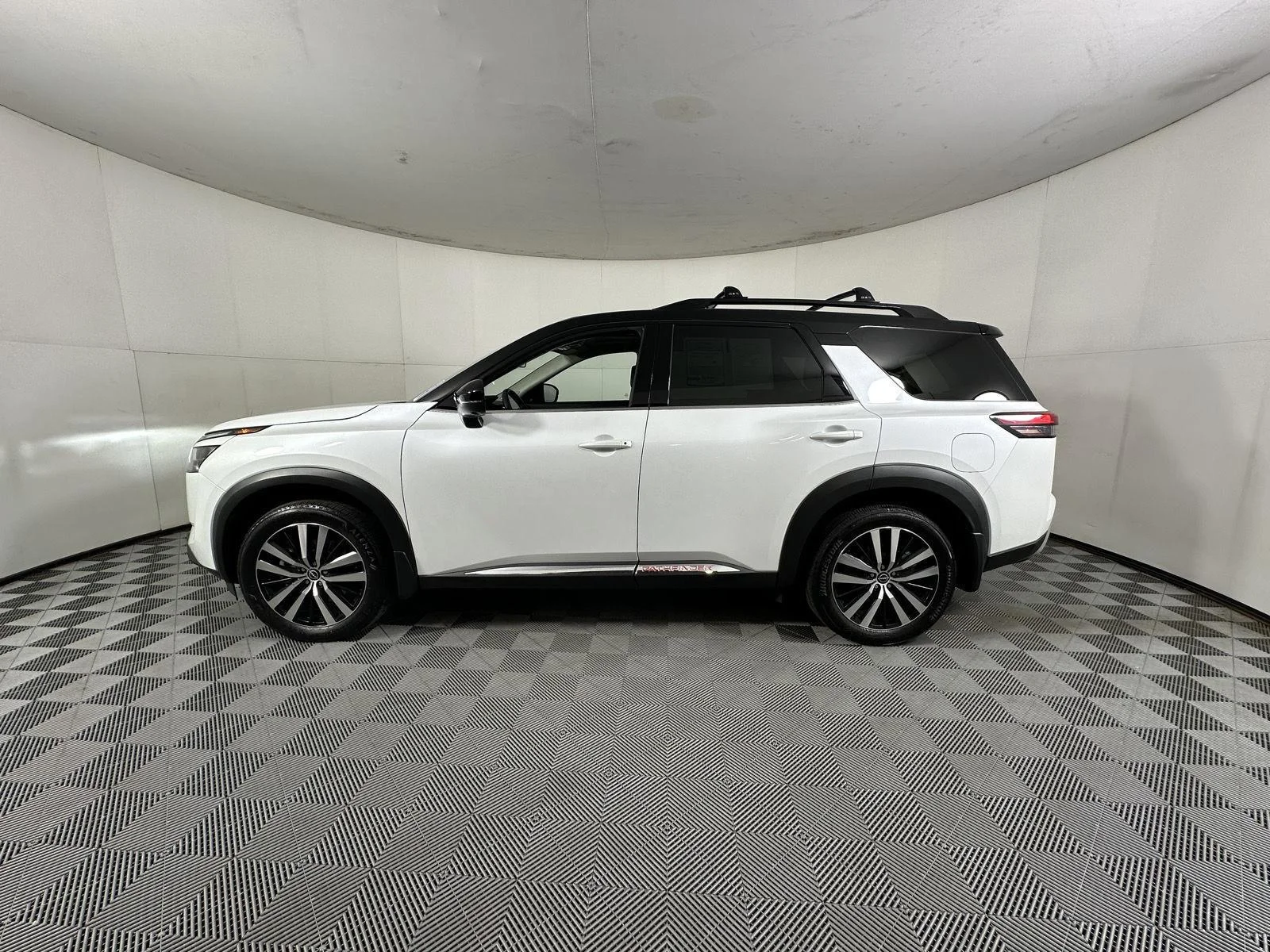Used 2025 Everest White Pearl Tricoat/Super Black Nissan Platinum image 11
