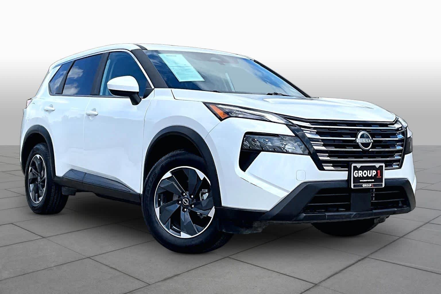Certified Used 2025 Everest White Pearl Nissan SV image 3