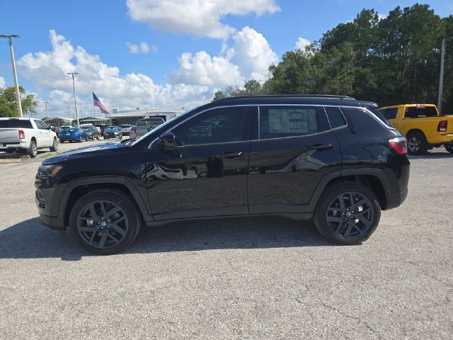 New 2026 Diamond Black Crystal Pearl-Coat Exterior Paint Jeep  image 6
