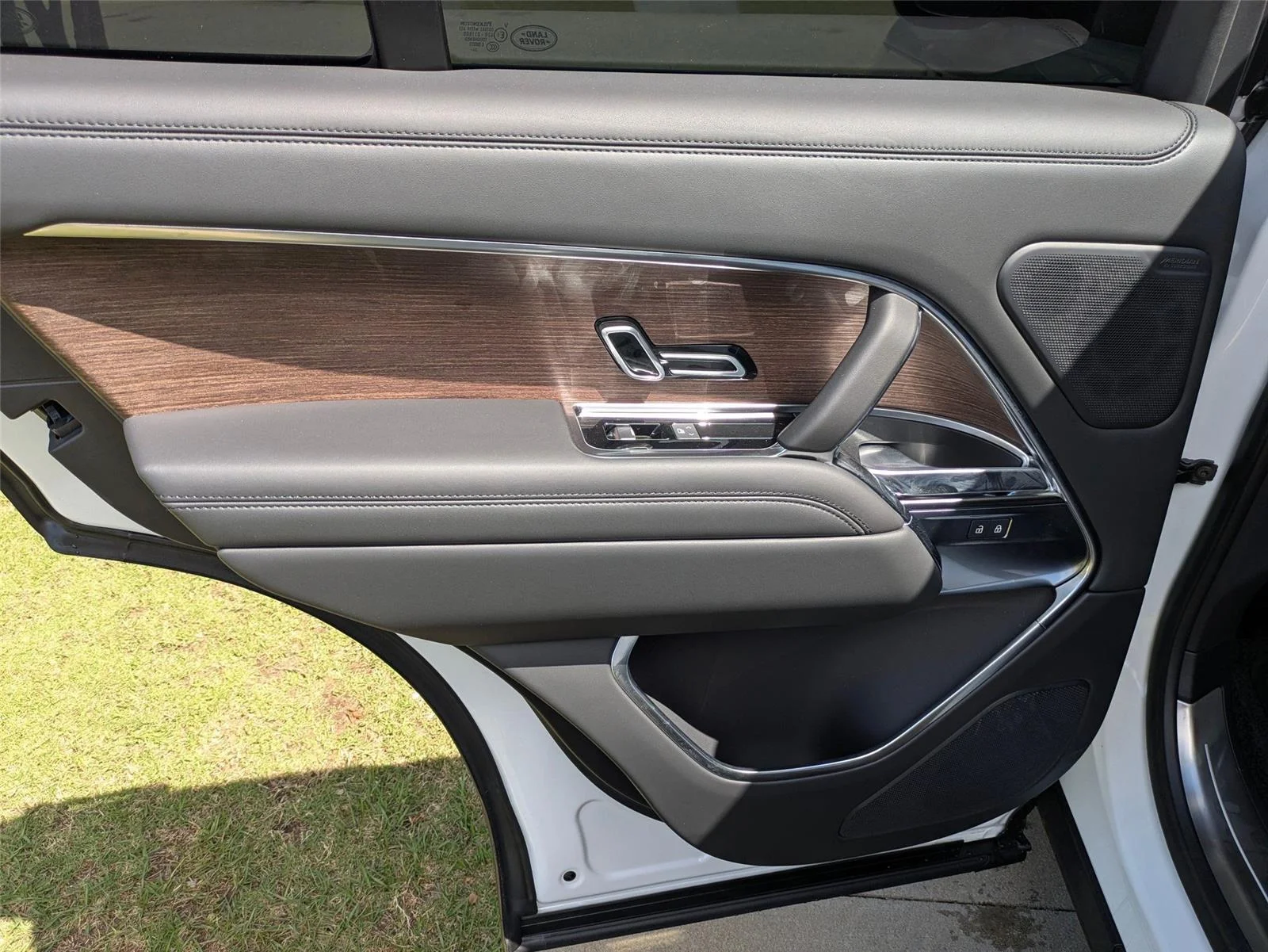 Used 2025  Land Rover SE image 24