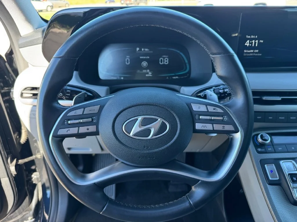 Used 2025 White Hyundai SEL image 25