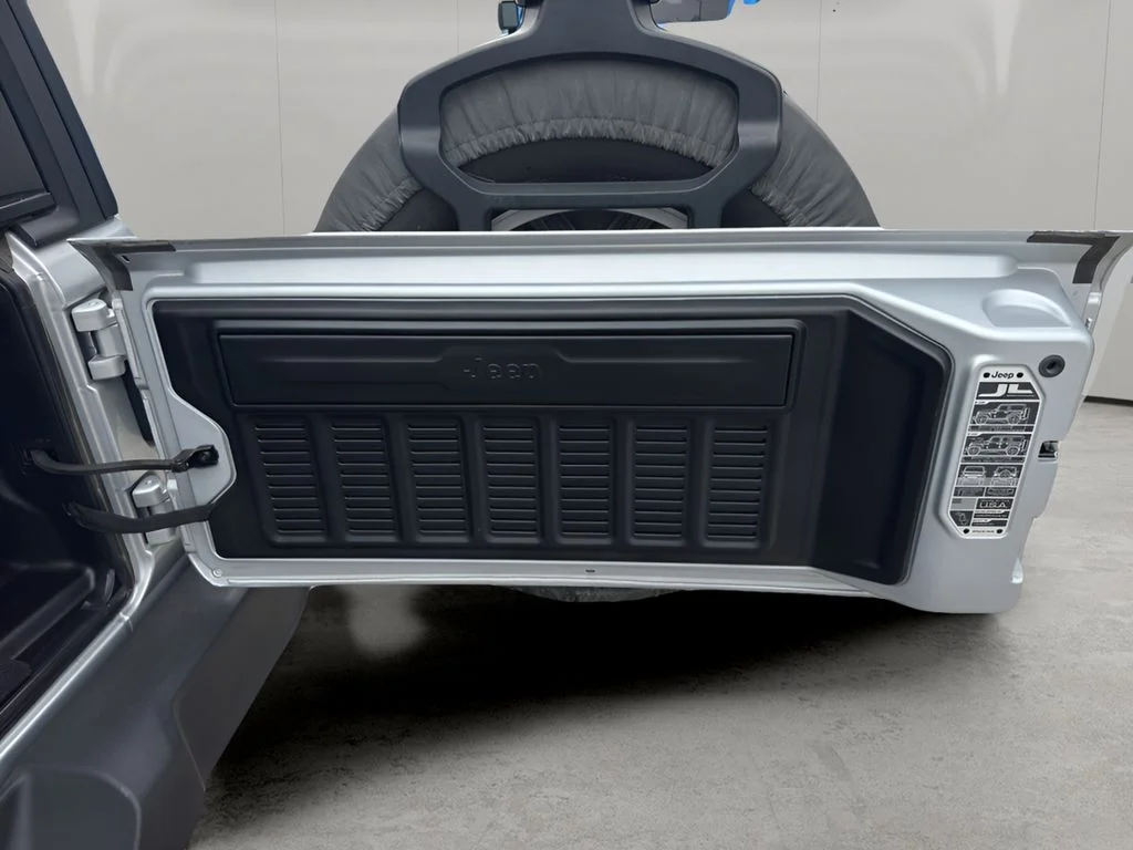 Used 2024 Silver Zynith Clearcoat Jeep Sport S image 13