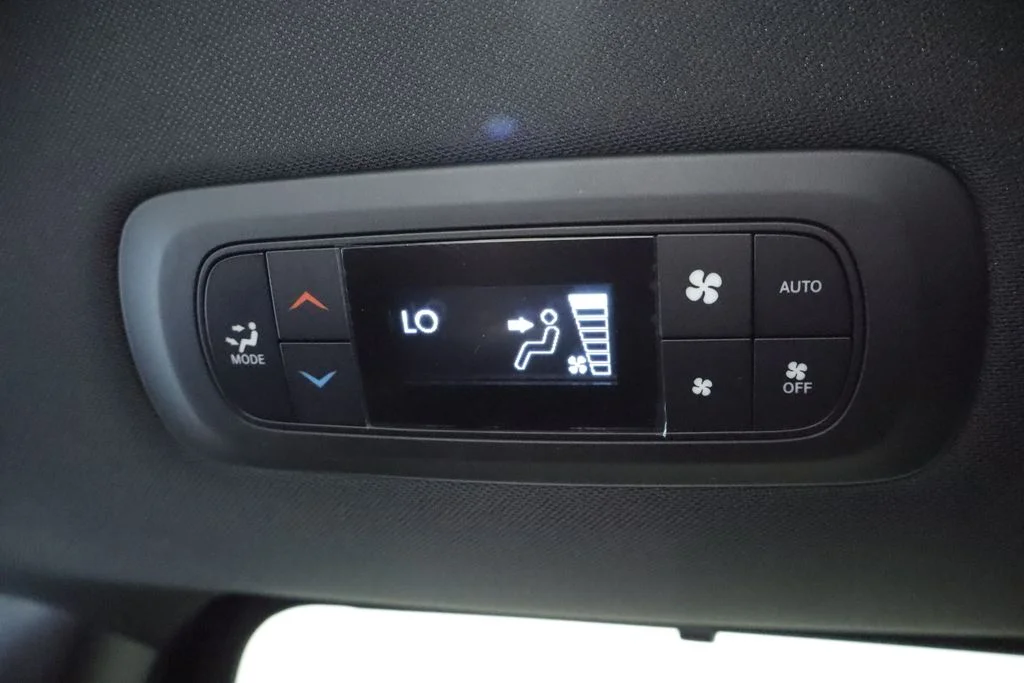 New 2026 Diamond Black Crystal Pearl-Coat Exterior Paint Chrysler Select image 21