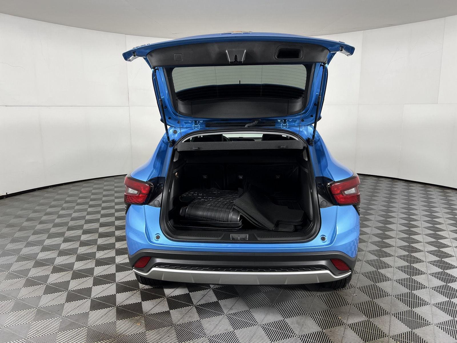 Used 2025 Marina Blue Metallic Chevrolet LT image 9