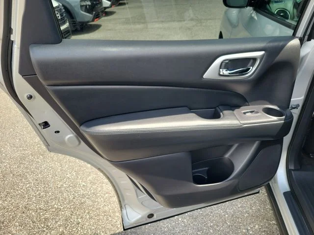 Used 2016 Silver Nissan SL image 14