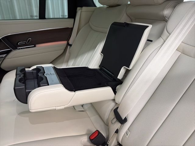 New 2026 Eiger Grey Land Rover SE image 16