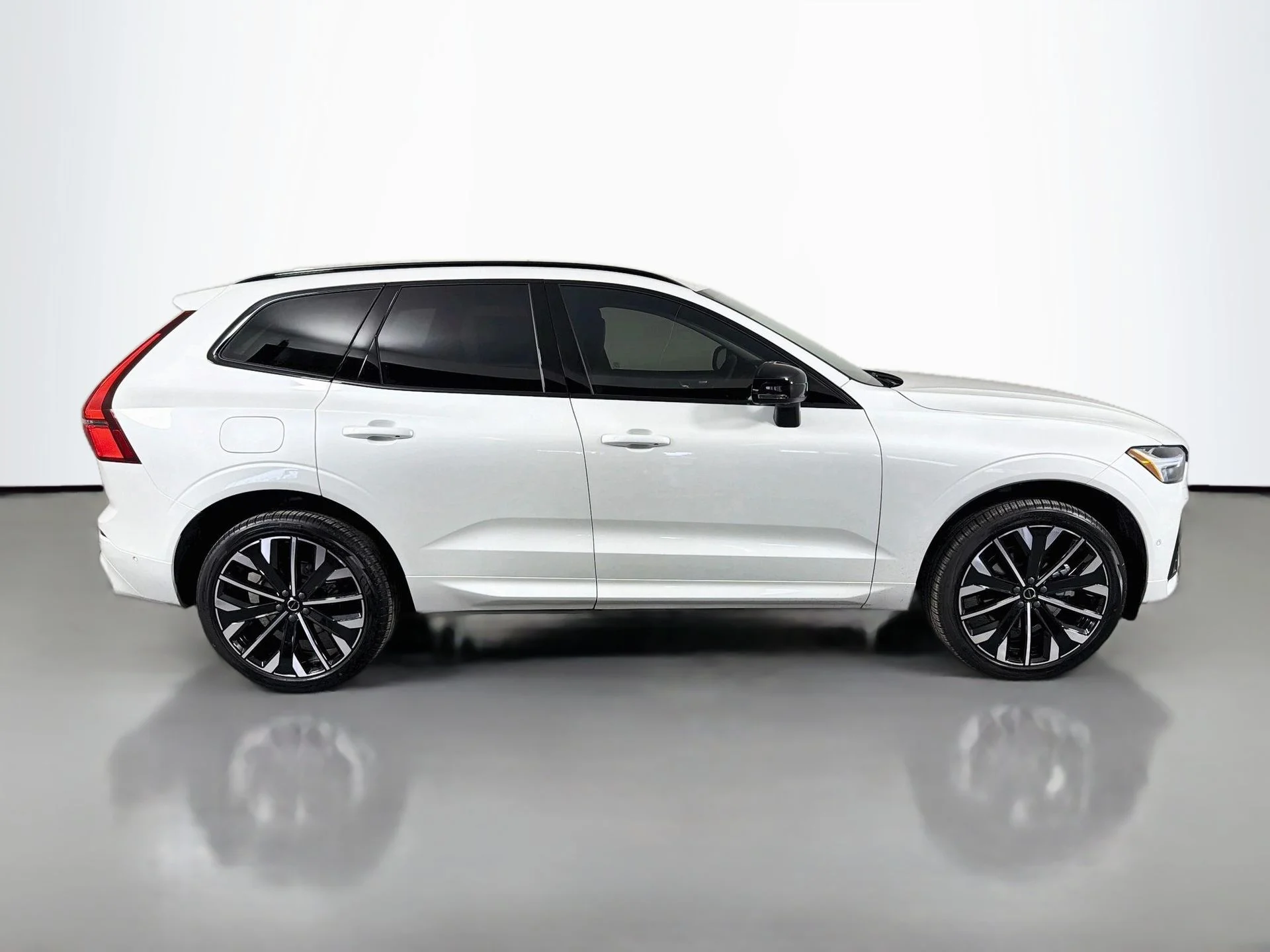 New 2026 Crystal White Volvo Ultra image 4