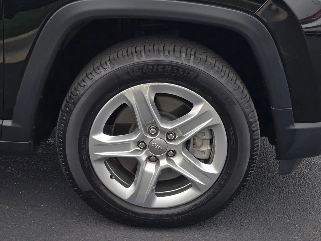 Used 2023 Black Jeep Latitude image 6